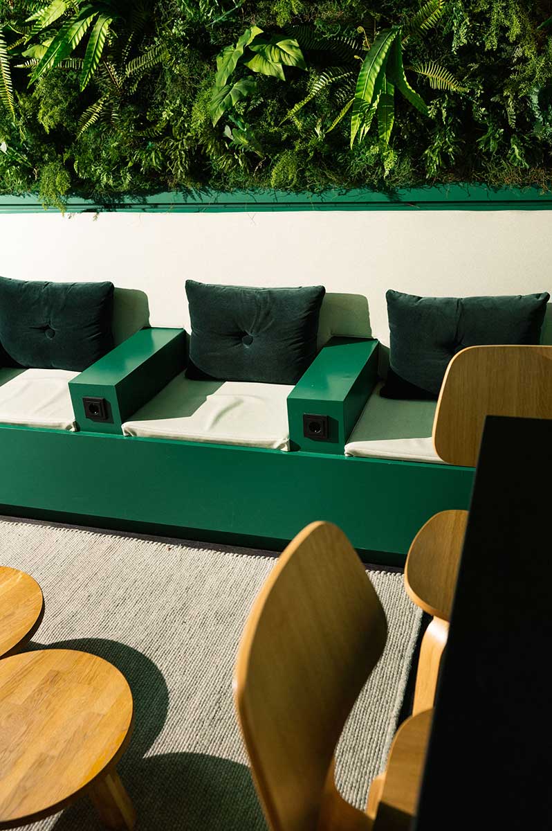 Qbic-Hotel-WTC-Amsterdam-lobby-02